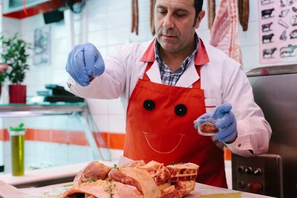 Φτιάχνοντας παραδοσιακή γαρδούμπα και κοκορέτσι με έναν έμπειρο κρεοπώλη των Εξαρχείων