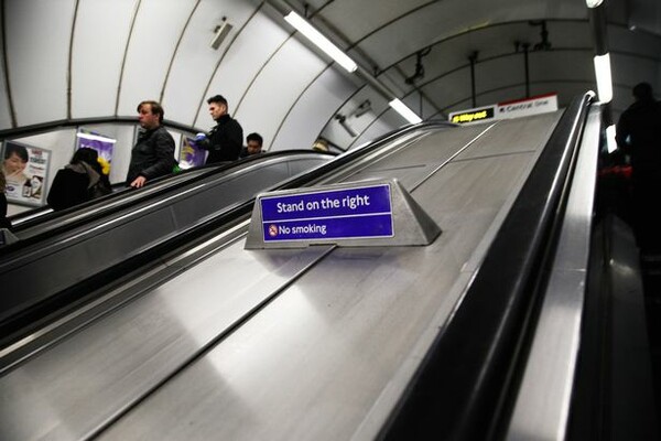 Σταθμός μετρό του Λονδίνου καλεί τους επιβάτες να σταματήσουν να ανεβαίνουν τις κυλιόμενες