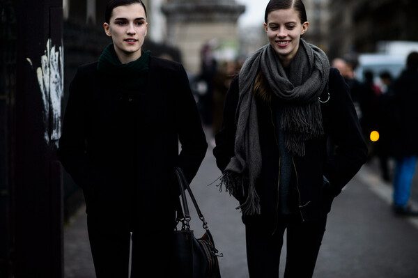 Tα κορίτσια στο Παρίσι και οι στιλάτες Γαλλίδες στην εβδομάδα μόδας