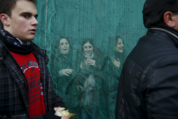 Λιθοβολώντας το κακό πνεύμα Jarramplas στην γιορτή του Αγίου Σεβαστιανού στην Ισπανία.