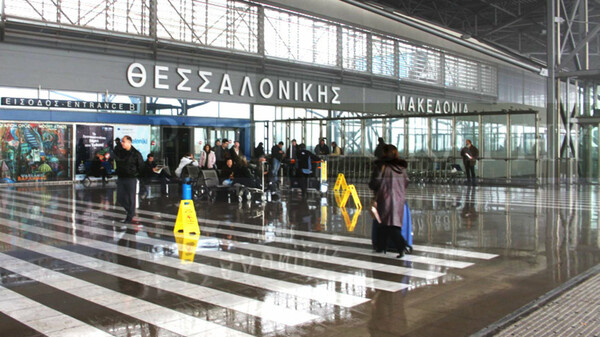 Oι αγρότες πολιορκούν το αεροδρόμιο Μακεδονία