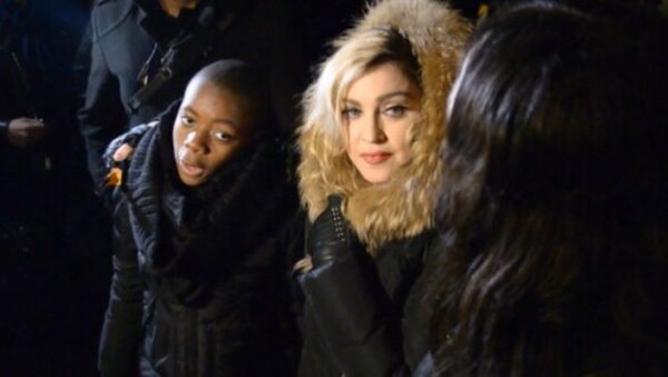 Η Μαντόνα εμφανίζεται ξαφνικά με το γιo της σε πλατεία του Παρισιού και τραγουδά για τα θύματα των τρομοκρατών