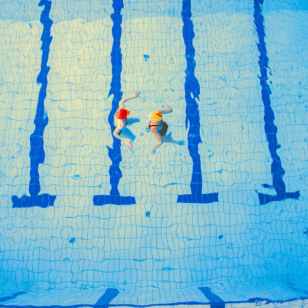 Οι ήρεμες και σουρεαλιστικές φωτογραφίες λουομένων σε μια σλοβακική πισίνα