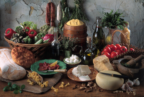 Οι ερευνητές κατέληξαν: Παρά τα φυτικά λίπη της, η μεσογειακή διατροφή δεν παχαίνει
