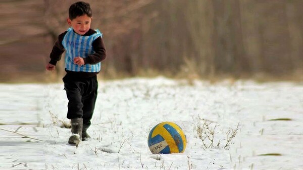 Αφγανιστάν: Το 5χρονο αγοράκι με την αυτοσχέδια φανέλα του Μέσι θα συναντήσει τον ποδοσφαιρικό ήρωά του