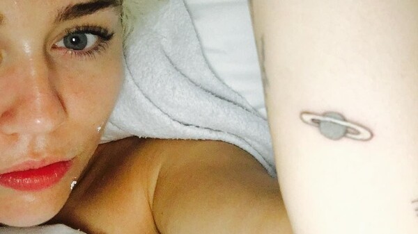H Μiley Cyrus έκανε καινούργιο τατουάζ, αλλά κάτι πήγε τελείως λάθος...