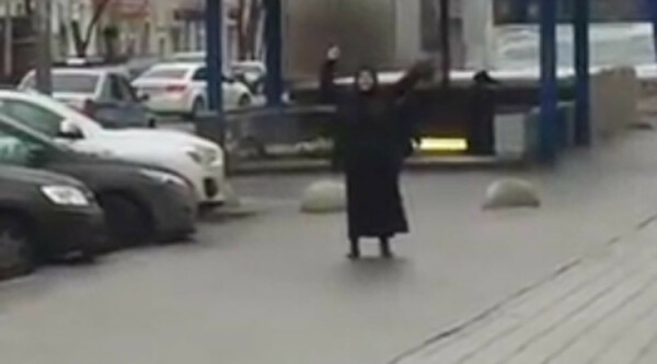 Τρόμος στη Μόσχα: Μαυροφορεμένη γυναίκα εμφανίστηκε στο μετρό με το κεφάλι μωρού στα χέρια