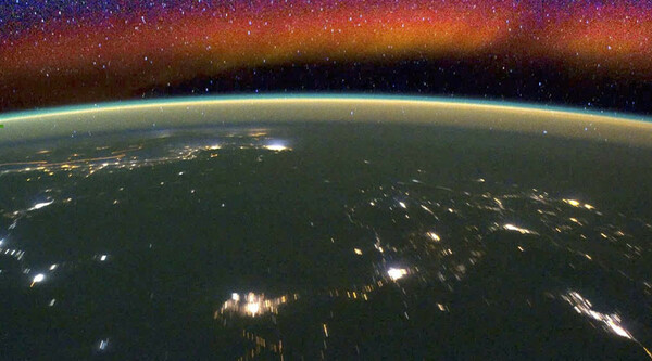 Εντυπωσιακό time lapse της NASA δείχνει τα χρώματα να στροβιλίζονται πάνω από τη Γη