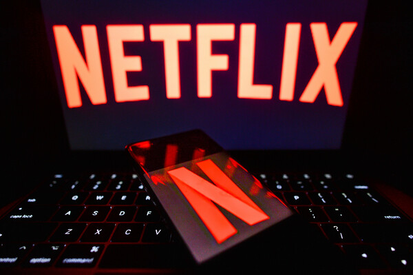 Το Netflix εξετάζει λήψη μέτρων για την κοινή χρήση των κωδικών