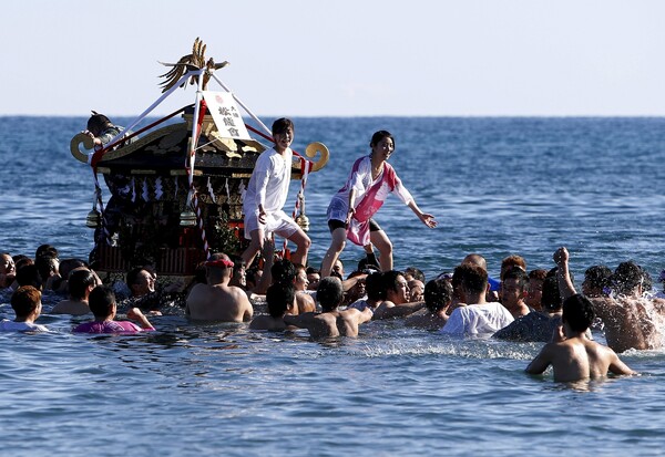 Santa on the beach: Πρωτοχρονιά στις παραλίες όλου του κόσμου