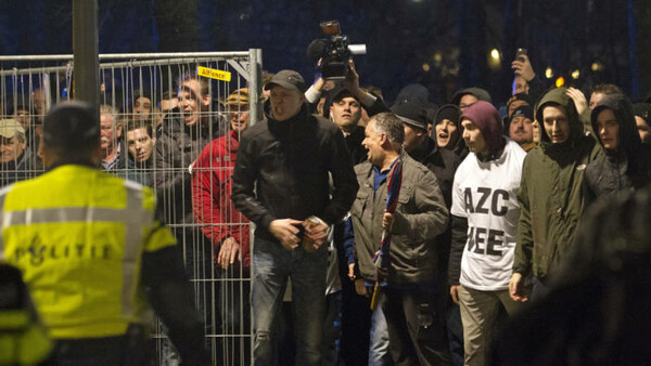 Ολλανδία: Προειδοποιητικά πυρά κατά διαδηλωτών που αντιδρούν σε κέντρο φιλοξενίας προσφύγων