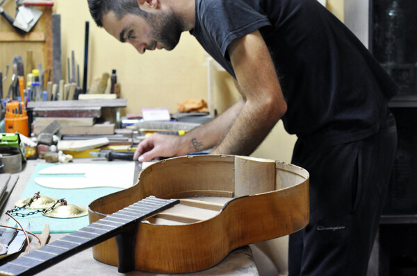 Ο Νικόλαος Μπρας φτιάχνει αρχαία ελληνικά όργανα (και κατασκεύασε το βιολί του Λεωνίδα Καβάκου)
