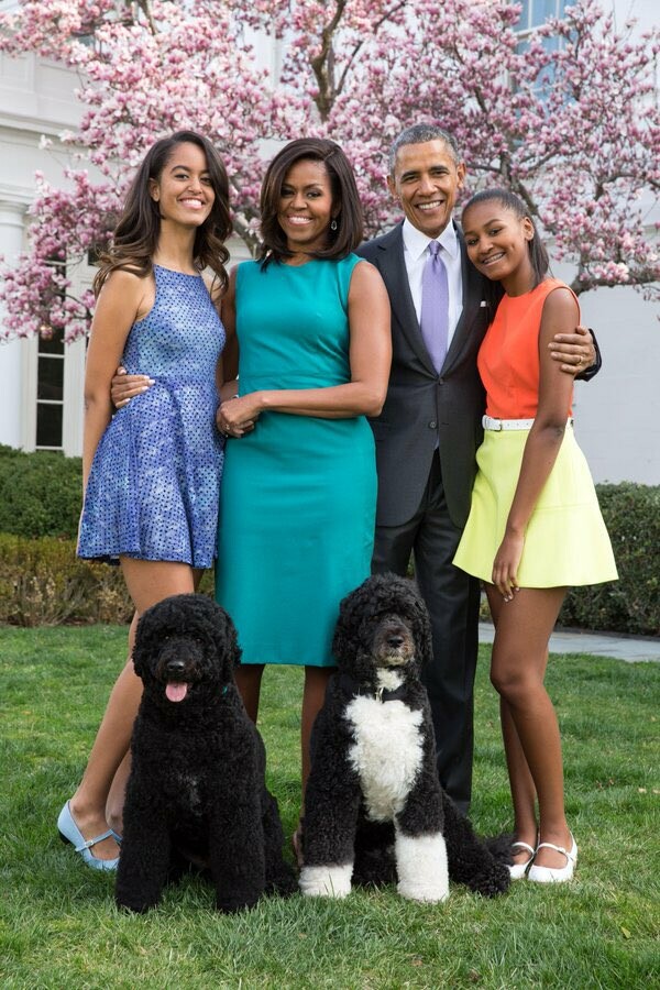 Η οικογένεια Ομπάμα φωτογραφίζεται και στέλνει ευχές για το Πάσχα