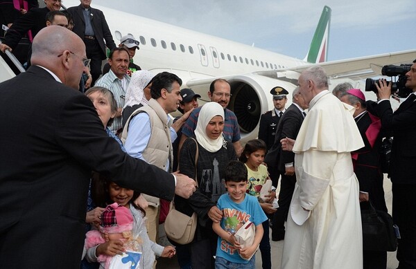 "Μας ξανάδωσε τη ζωή": Οι ιστορίες των προσφύγων που πήρε μαζί του ο Πάπας