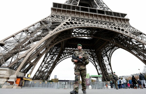 Ο Ολάντ ζητά να παραμείνει η Γαλλία σε κατάσταση εκτάκτου ανάγκης μέχρι το Μάιο