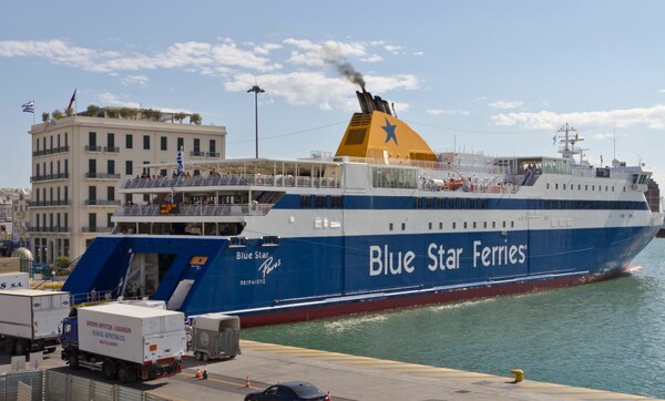 To Blue Star Paros προσέκρουσε στο λιμάνι του Πειραιά - Ένας ελαφρά τραυματισμένος