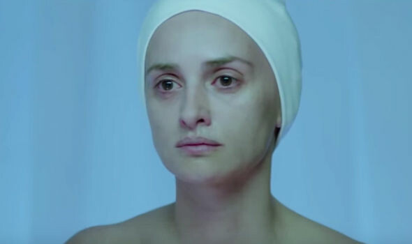 Η Penelope Cruz ξυρίζει το κεφάλι της και εμφανίζεται γυμνόστηθη για να υποδυθεί μια καρκινοπαθή