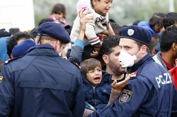 Γερμανία: Θύελλα αντιδράσεων από την πρόταση του κόμματος AfD οι αστυνομικοί να πυροβολούν τους πρόσφυγες