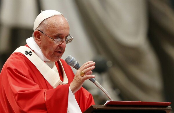 Πάπας: Κριτική στις δυτικές κυβερνήσεις που θέλουν να εξάγουν τη δική τους εκδοχή δημοκρατίας