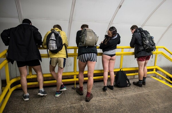 Χιλιάδες άνθρωποι χωρίς παντελόνι στα μετρό όλου του κόσμου (αλλά όχι της Αθήνας)