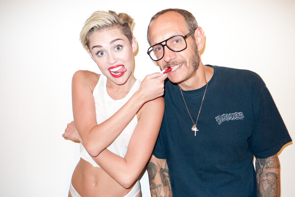 Ο Terry Richardson μπορεί να προκαλέσει ακόμη και με την εγκυμοσύνη της συντρόφου του (NSFW)