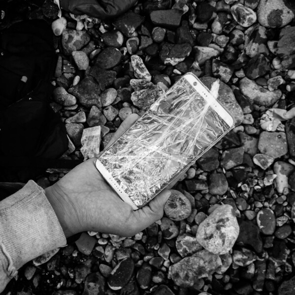 Πώς τα smartphones έγιναν η πραγματική σανίδα σωτηρίας των προσφύγων