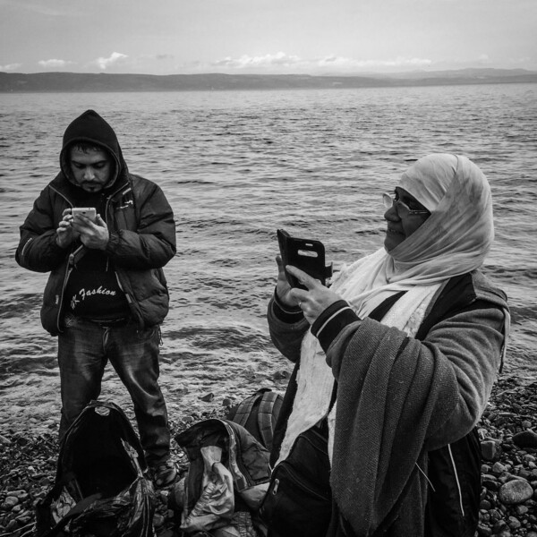 Πώς τα smartphones έγιναν η πραγματική σανίδα σωτηρίας των προσφύγων