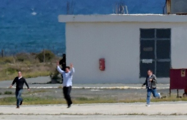 Όμηρος του αεροπειρατή πόζαρε μαζί του μέσα στο αεροπλάνο και έστελνε σε φίλους του τη φωτογραφία