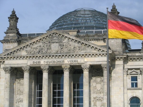 Η Γερμανική Βουλή καλεί για εξηγήσεις τον Ντράγκι