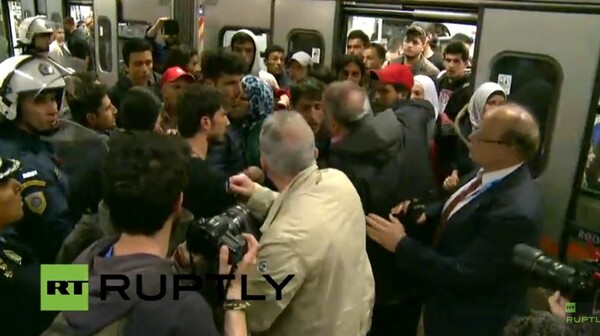 Πρόσφυγες προσπάθησαν να κατασκηνώσουν στο Σύνταγμα και τα ΜΑΤ τους γύρισαν με το μετρό πίσω