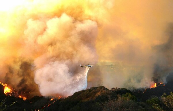 Mεγάλη φωτιά καταστρέφει και απειλεί σπίτια στο Λος Άντζελες