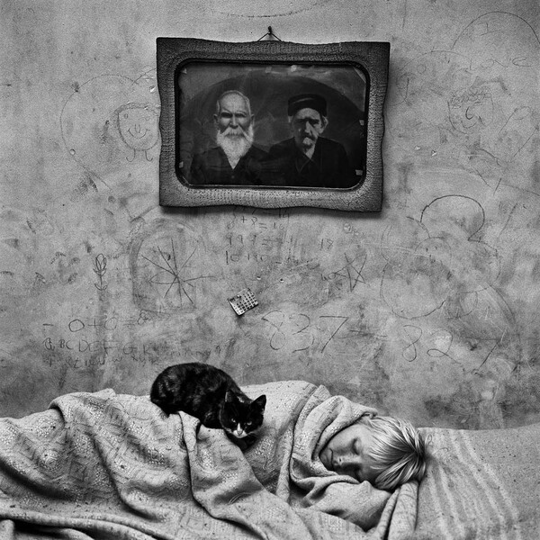 Something rich and strange... O υπόγειος κόσμος του Roger Ballen