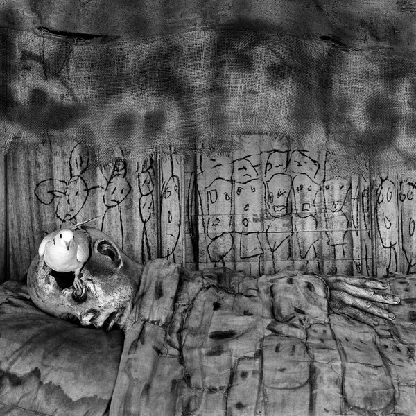 Something rich and strange... O υπόγειος κόσμος του Roger Ballen