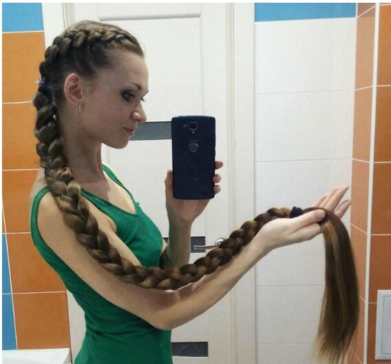 Η γυναίκα που έχει 140 χιλ. followers στο Instagram για τα πολύ μακριά μαλλιά της