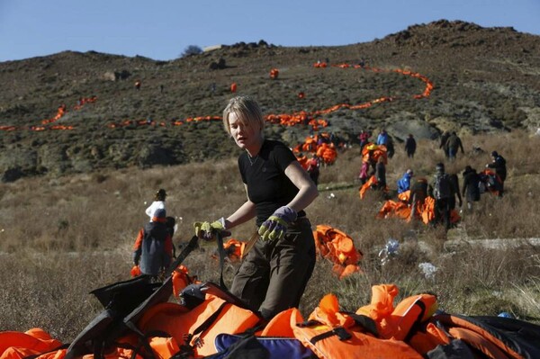 3000 πορτοκαλί σωσίβια σχηματίζουν το σύμβολο της ειρήνης στους λόφους της Λέσβου