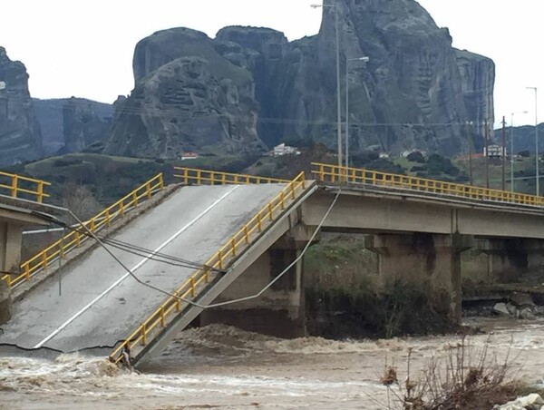 Νέες εικόνες από την καταστροφή της γέφυρας του Πηνειού