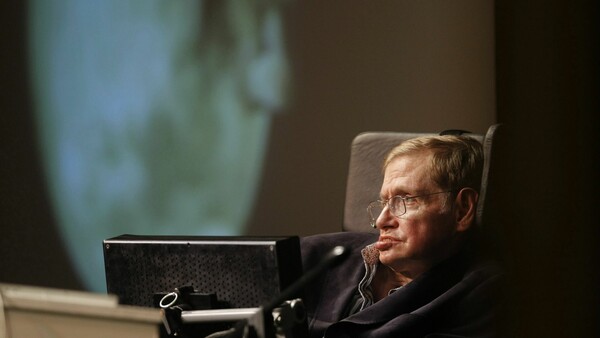 Ο Stephen Hawking δίνει συγχαρητήρια για τα βαρυτικά κύματα και για πρώτη φορά καυχιέται για κάτι