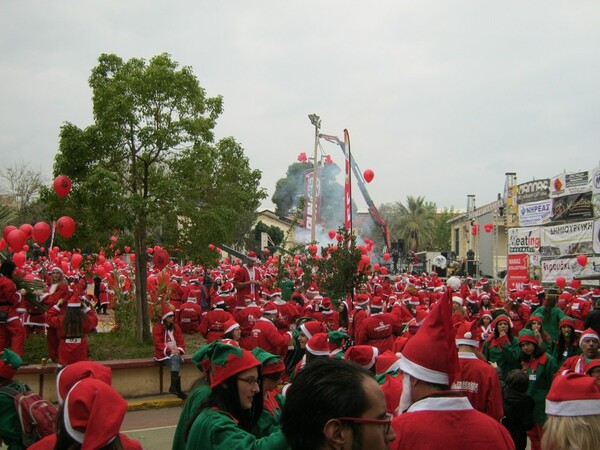 Χιλιάδες Κρητικοί "κοκκίνισαν" τα Χανιά για το 5ο φιλανθρωπικό Santa Run
