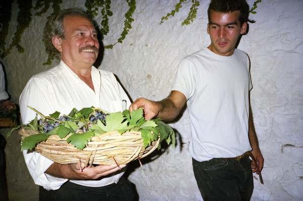 Ο Γιάννης Κουνέλλης στα 80 του. Φωτογραφίες του Σπύρου Στάβερη