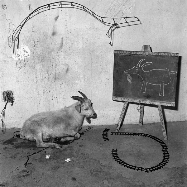 Something rich and strange... O υπόγειος κόσμος του Roger Ballen
