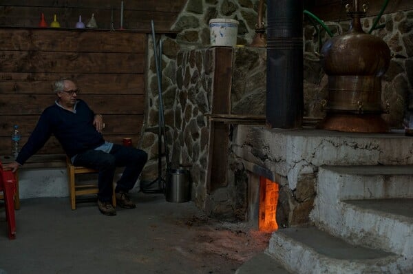 Έτσι φτιάχνεται το ελληνικό τσίπουρο κάθε φθινόπωρο στην ορεινή Χαλκιδική και τη λίμνη Κορώνεια