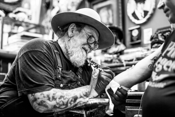 Η ιστορία 200 χρόνων τατουάζ από την μοναδική συλλογή του Henk Schiffmacher