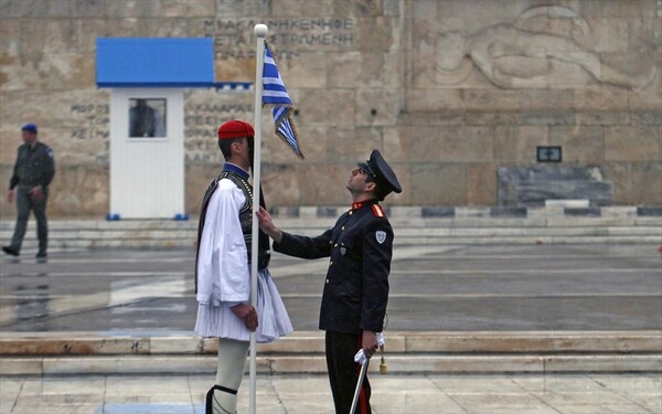 Παρέλαση με βροχές, καταιγίδες και βοριάδες