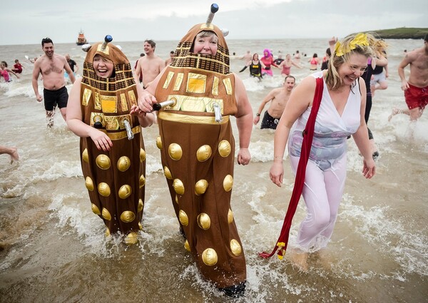 Santa on the beach: Πρωτοχρονιά στις παραλίες όλου του κόσμου