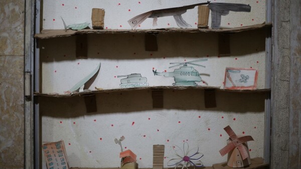 Ένα αγόρι στο κατεστραμμένο Χαλέπι ξαναφτιάχνει την πόλη του από χαρτί