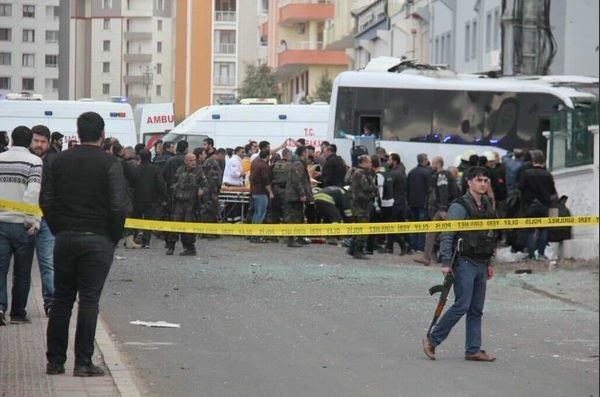 Βομβιστική επίθεση στην Τουρκία- Νεκροί τουλάχιστον 4 αστυνομικοί, 14 τραυματίες ανάμεσα και πολίτες