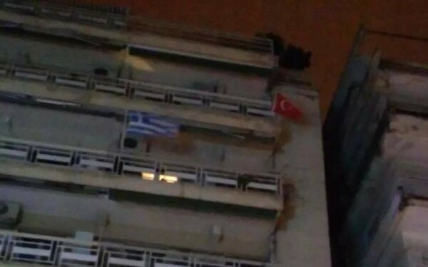 Θεσσαλονίκη: Έντονες αντιδράσεις για κάτοικο που κρέμασε στο μπαλκόνι του την τουρκική σημαία