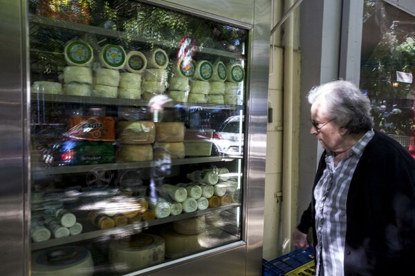 Μεγάλες αυξήσεις ως και 18% σε βασικά τρόφιμα μέσα σε ένα χρόνο