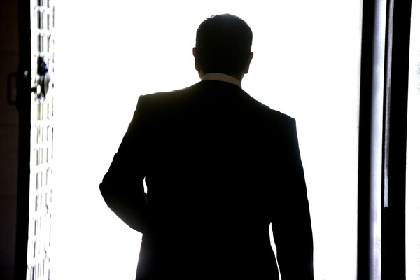 Γιατί οι υπουργοί παρέδωσαν τα κινητά στον Τσίπρα