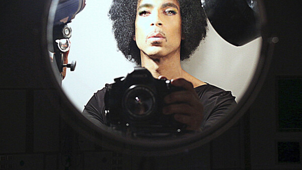Όταν ο Prince είχε υποκύψει στη μόδα των selfies